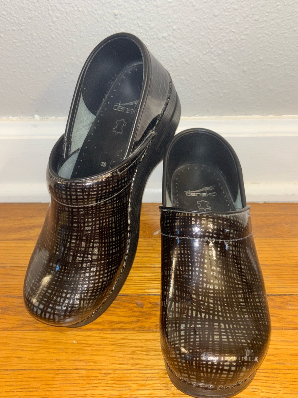 Dansko Women’s Clogs Crisscross Lines Size 39
